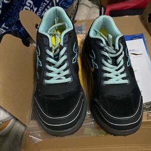 Women’s 8.5 Gravity Defyer ION black/ teal tennis shoe